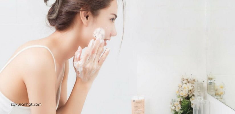 Làm sạch da mặt là bước chăm sóc da quan trọng đầu tiên